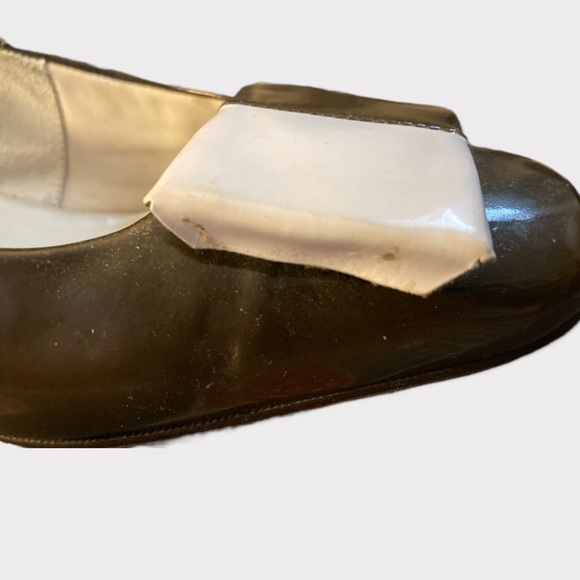 THE TWIGGYS: 1960s Mod Colorblock Patent Block Heel Pumps - Picture 4 of 4